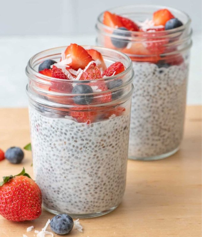 healthy protein snacks: chia pudding with berries