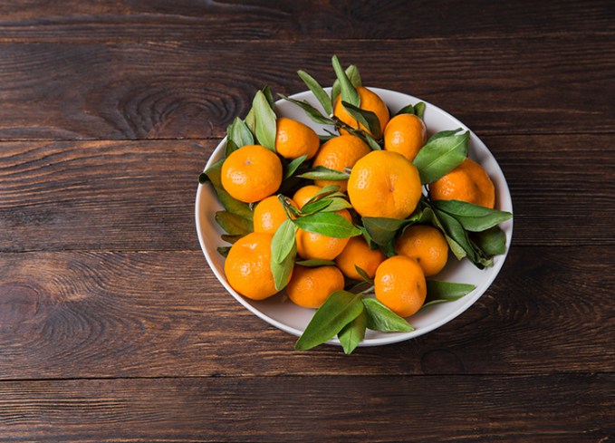 traditional chinese new year foods: shallow bowl of tangerines