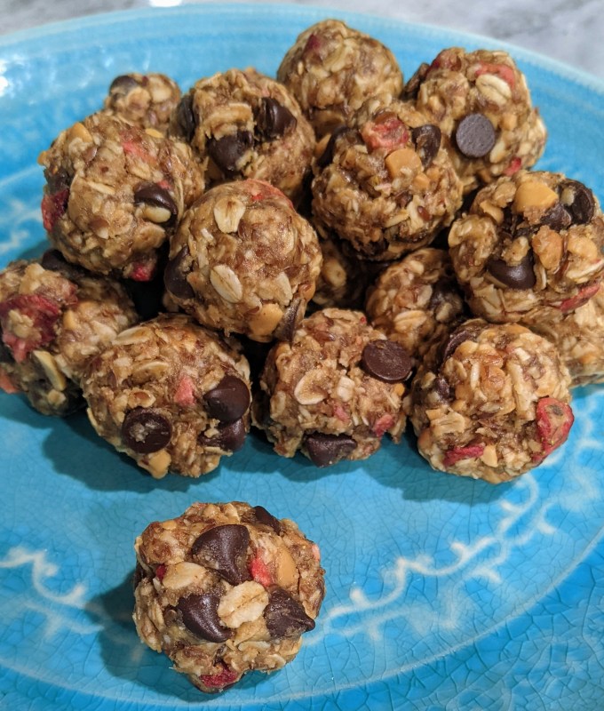 chocolate-strawberry energy bites