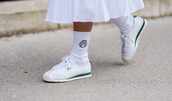 French women sneakers: White Leather sneakers streetstyle
