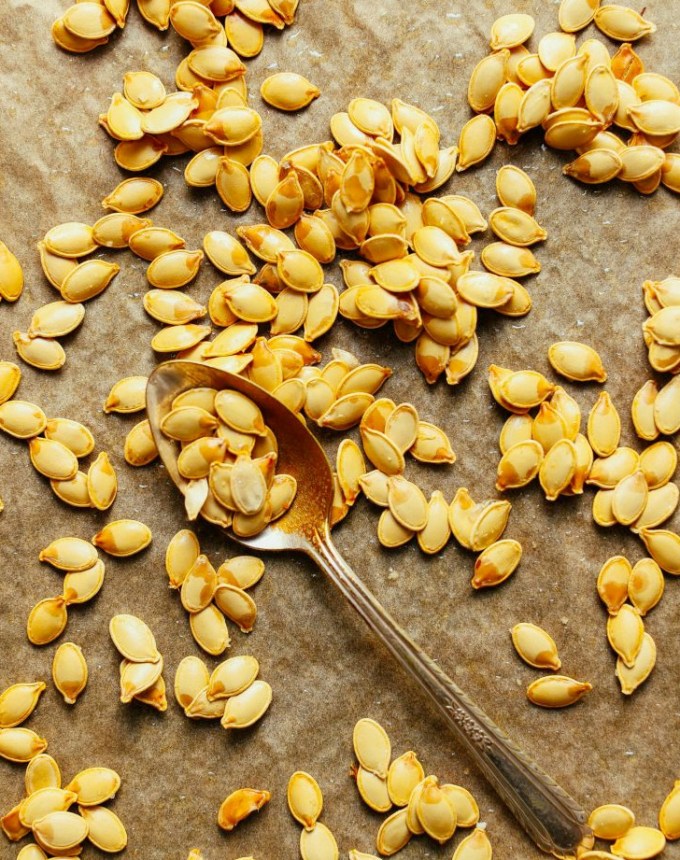 healthy midnight snacks: roasted pumpkin seeds