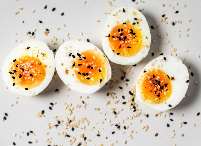 healthy protein snacks: jammy eggs topped with everything bagel seasoning